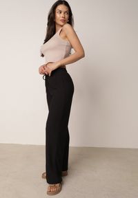 Born2be - Czarne Szerokie Spodnie z Teksturalnej Tkaniny z Wiązaniem w Pasie Agatia. Okazja: do pracy, na co dzień, na spacer. Stan: podwyższony. Kolor: czarny. Materiał: tkanina. Długość: długie. Styl: wakacyjny, casual #4