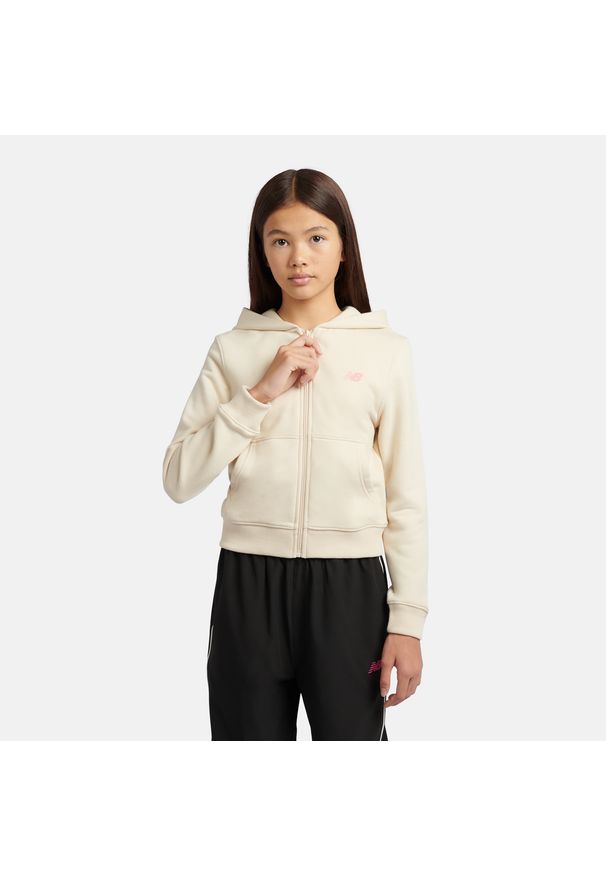 Bluza dziecięca New Balance YT61P93CLIN – beżowa. Kolor: beżowy. Materiał: poliester, bawełna, materiał. Wzór: aplikacja, napisy. Styl: sportowy