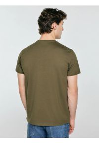 Big-Star - Koszulka męska z kontrastowym nadrukiem khaki Omer 303. Kolor: zielony. Materiał: materiał, bawełna, skóra, dzianina. Wzór: nadruk. Styl: militarny, elegancki, klasyczny, vintage #6