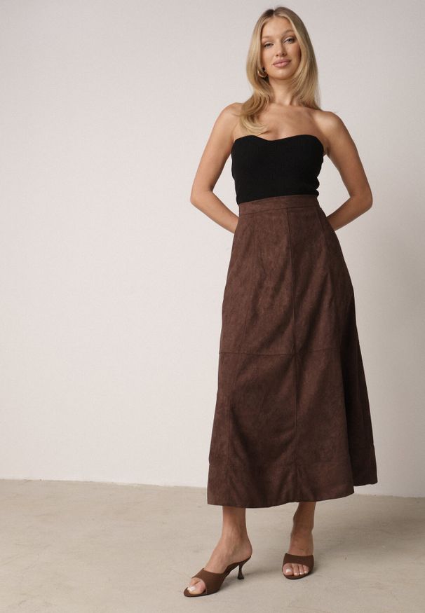 Born2be - Brązowa Rozkloszowana Spódnica z Imitacji Zamszu Basara. Okazja: na co dzień, na spotkanie biznesowe, do pracy. Kolor: brązowy. Materiał: zamsz. Styl: casual, biznesowy, elegancki, klasyczny