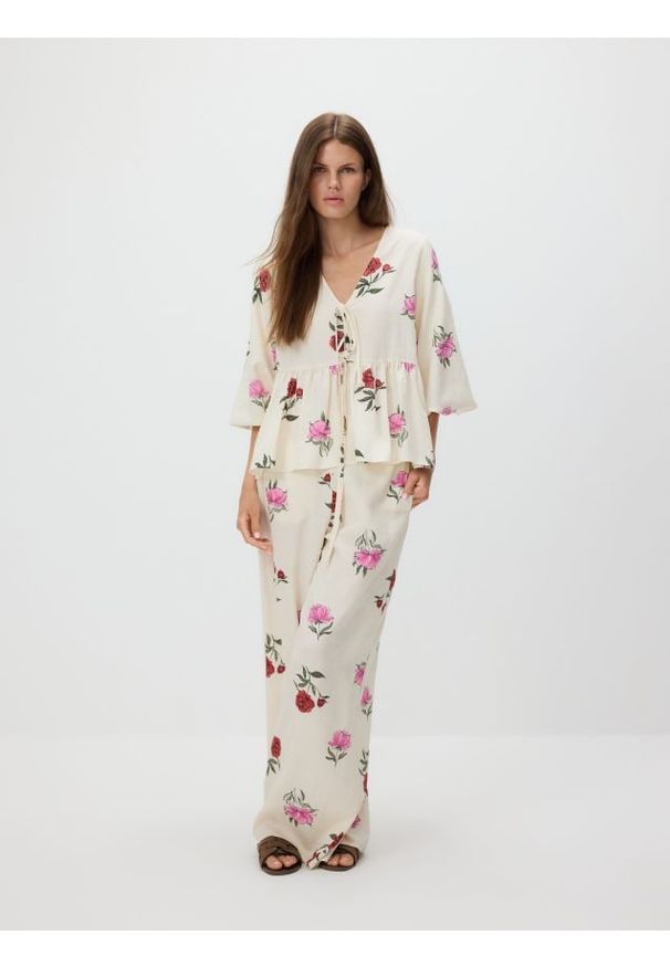 Reserved - Szerokie spodnie w kwiaty - wielobarwny. Materiał: len, wiskoza. Wzór: kwiaty