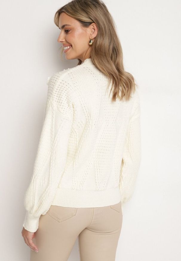 Born2be - Jasnobeżowy Sweter z Bawełną Perłami i Kwiatami 3D Noraviela. Okazja: na co dzień, na spacer. Kolor: beżowy. Materiał: bawełna. Wzór: kwiaty. Styl: casual, elegancki