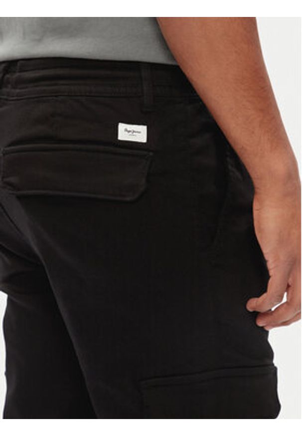 Pepe Jeans Spodnie materiałowe PM211725 Czarny Slim Fit. Kolor: czarny. Materiał: bawełna, syntetyk