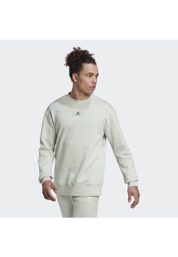 Adidas - Bluza z opuszczonym ramieniem adidas Essentials FeelVivid. Kolor: zielony. Materiał: polar