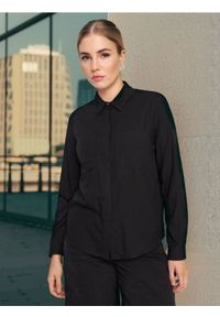 Sinsay - Wiskozowa koszula z kieszeniami - czarny. Kolor: czarny. Materiał: wiskoza #1