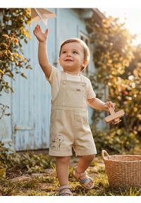 Sinsay - Jeansowe szorty ogrodniczki - beżowy. Kolor: beżowy. Materiał: jeans #1