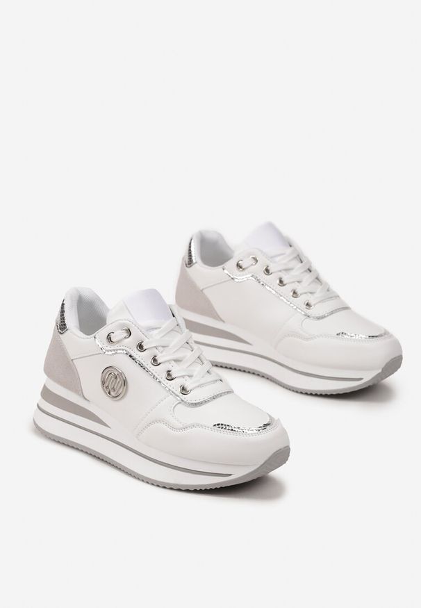 Born2be - Biało-Srebrne Sneakersy na Platformie z Lamówką Ozdobione Naszywką Liseart. Kolor: biały. Wzór: aplikacja. Obcas: na platformie