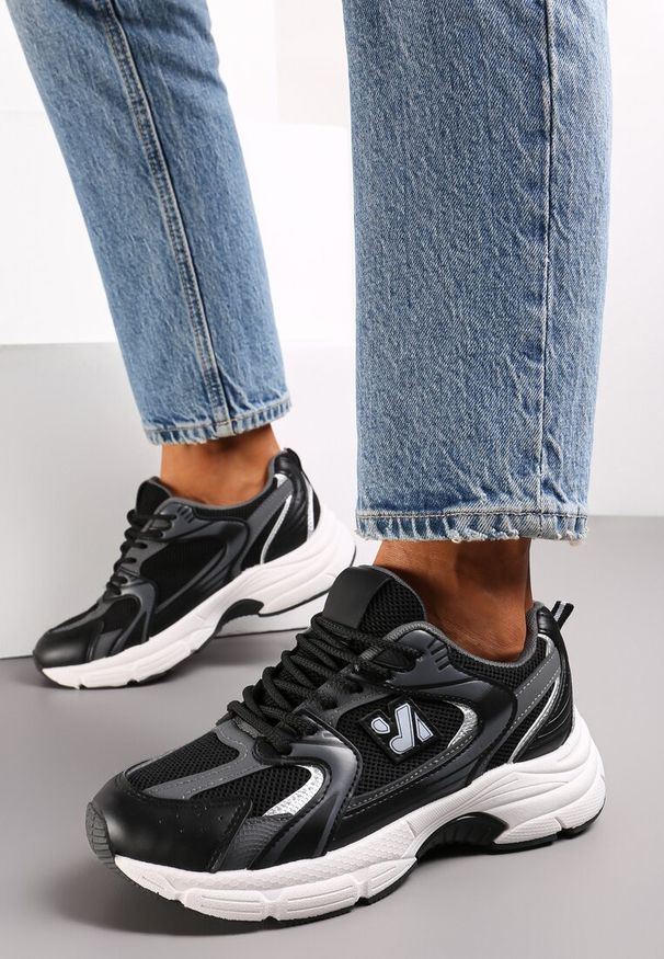 Renee - Czarne Sneakersy przed Kostkę na Grubej Podeszwie Blaires. Okazja: na co dzień. Wysokość cholewki: przed kostkę. Kolor: czarny