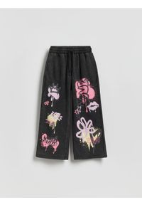 Reserved - Spodnie dresowe z nadrukiem - czarny. Kolor: czarny. Materiał: dresówka. Wzór: nadruk #1