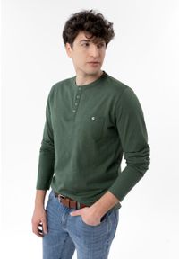 Volcano - Zielony longsleeve L-CASH. Kolor: zielony. Materiał: dzianina, włókno, materiał, prążkowany, bawełna, skóra. Długość rękawa: długi rękaw. Długość: długie. Wzór: paski. Sezon: zima, wiosna, jesień, lato. Styl: klasyczny #1