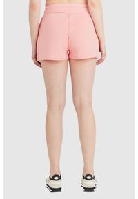 Guess - GUESS Brzoskwiniowe szorty damskie z kolorowym logo, Rozmiar XS. Kolor: różowy. Materiał: bawełna. Wzór: kolorowy #3
