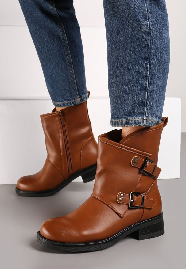 Renee - Brązowe Asymetryczne Botki z Ozdobnymi Klamrami przy Cholewce Marinissa. Zapięcie: klamry. Kolor: brązowy. Materiał: jeans. Szerokość cholewki: normalna. Obcas: na obcasie. Styl: klasyczny, elegancki. Wysokość obcasa: średni