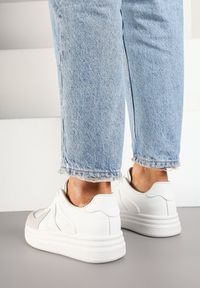 Born2be - Białe Sznurowane Sneakersy na Grubej Podeszwie z Geometrycznym Motywem Melmi. Okazja: na co dzień. Zapięcie: sznurówki. Kolor: biały. Materiał: jeans. Wzór: geometria