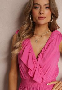 Renee - Fuksjowa Rozkloszowana Sukienka Maxi z Gumką w Talii i Falbanką Laylani. Typ kołnierza: kołnierz z falbankami. Kolor: różowy. Długość rękawa: bez rękawów. Długość: maxi #6