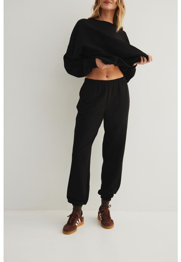Marsala - Spodnie typu jogger z HAFTEM w kolorze TOTALLY BLACK - NEVIS. Materiał: bawełna, guma, poliester, dzianina. Wzór: haft. Styl: elegancki
