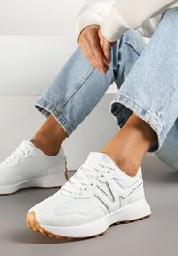 Renee - Białe Sneakersy Ozdobione Geometrycznym Motywem Zdivena. Okazja: na co dzień. Zapięcie: bez zapięcia. Kolor: biały. Materiał: jeans. Wzór: geometria, aplikacja. Sezon: lato, wiosna. Obcas: na platformie