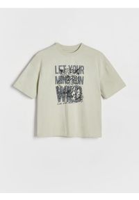 Reserved - T-shirt oversize z nadrukiem - oliwkowy. Kolor: oliwkowy. Materiał: dzianina, bawełna. Wzór: nadruk