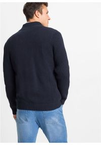 Sweter rozpinany z bawełny z recyklingu bonprix ciemnoniebieski. Typ kołnierza: kołnierzyk stójkowy. Kolor: niebieski. Materiał: poliester, materiał, bawełna. Wzór: aplikacja #4