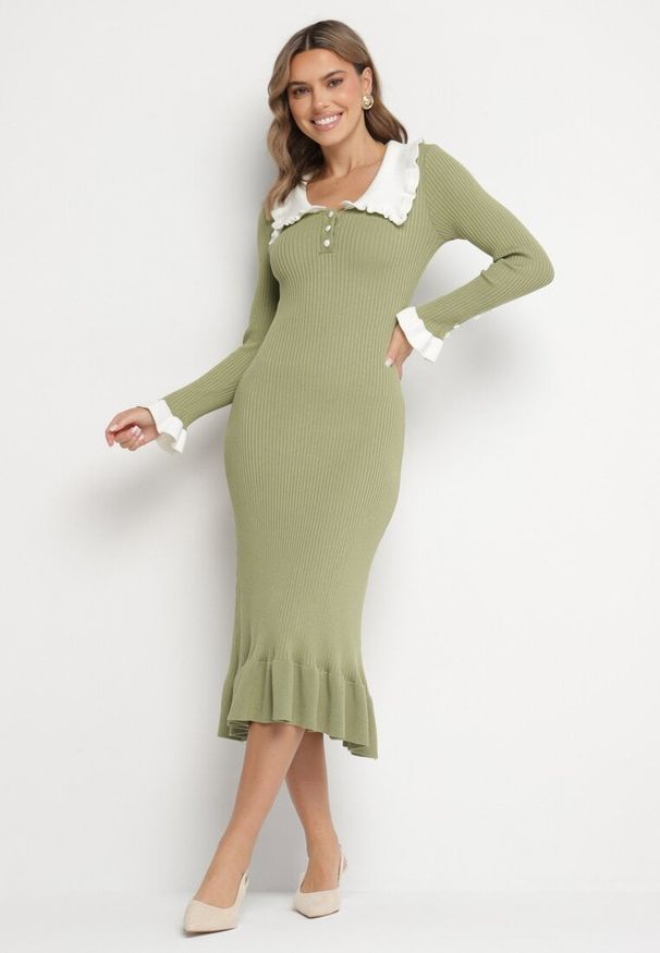 Born2be - Zielona Dzianinowa Sukienka Retro z Wiskozą z Kołnierzykiem i Falbanami Hanlira. Okazja: na co dzień. Kolor: zielony. Materiał: dzianina, wiskoza. Styl: retro