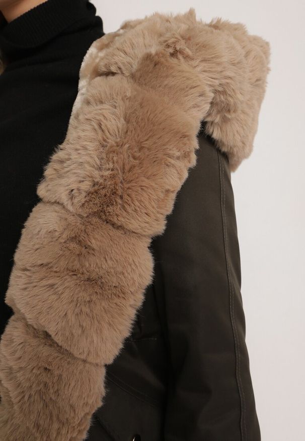 Born2be - Zielono-Beżowa Kurtka Parka z Kapturem i Odpinanymi Futerkowymi Zdobieniami Inessara. Okazja: na co dzień. Typ kołnierza: kaptur. Kolor: zielony. Materiał: skóra. Wzór: aplikacja. Styl: casual, elegancki