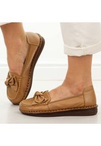 Camelowe skórzane półbuty damskie Cambell 15312. Okazja: na co dzień. Nosek buta: okrągły. Materiał: skóra. Szerokość cholewki: normalna. Sezon: wiosna, lato, jesień. Styl: casual, klasyczny, elegancki #1