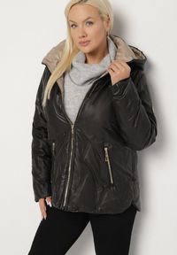Born2be - Czarna Pikowana Kurtka o Prostym Kroju z Kapturem ze Ściągaczami Falesaa. Okazja: na co dzień. Typ kołnierza: kaptur. Kolekcja: plus size. Kolor: czarny. Materiał: jeans. Styl: casual, elegancki