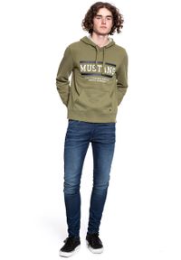 Mustang - MUSTANG BLUZA Bennet H Logo BURNT OLIVE 1008008 6358. Typ kołnierza: kaptur #4