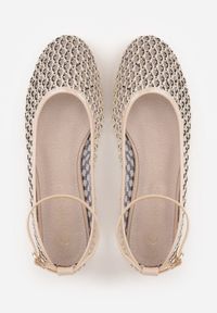 Renee - Jasnobeżowe Balerinki ze Skórzaną Wkładką i Metaliczną Ozdobą Dorialori. Zapięcie: sprzączka. Kolor: beżowy. Materiał: skóra. Wzór: aplikacja. Styl: elegancki #2