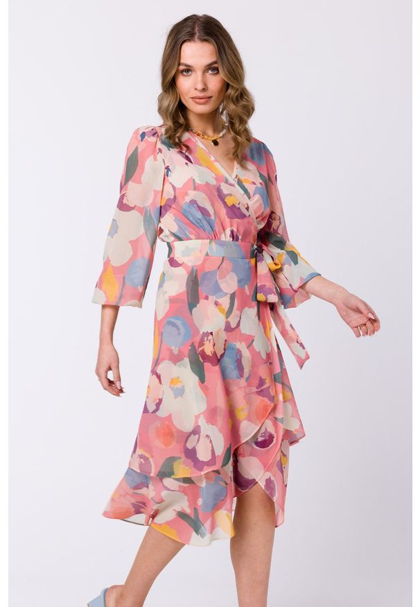 Sukienki.shop - Zwiewna sukienka szyfonowa kopertowa z wiązaniem pastelowa. Okazja: na randkę. Materiał: szyfon. Typ sukienki: kopertowe. Styl: wizytowy