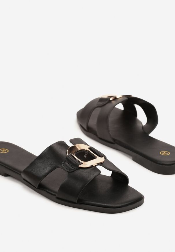 Renee - Czarne Klapki z Kwadratowym Noskiem Zdobione Elegancką Aplikacją Galitera. Kolor: czarny. Wzór: aplikacja. Obcas: na płaskiej podeszwie. Styl: elegancki