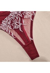 Intica - Komplet bielizny z haftem i usztywnianymi miseczkami Airi. Kolor: czerwony. Materiał: materiał. Wzór: haft #6