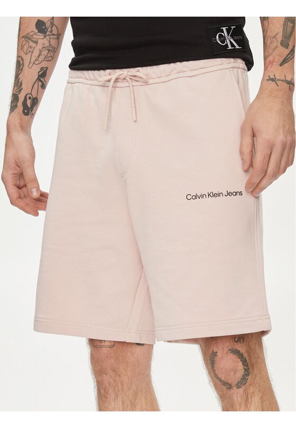 Calvin Klein Jeans Szorty sportowe Institutional J30J325133 Różowy Regular Fit. Kolor: różowy. Materiał: bawełna. Styl: sportowy