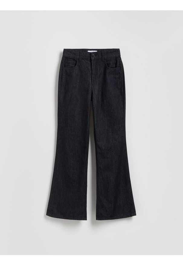 Reserved - Jeansy loose flare - granatowy. Kolor: niebieski