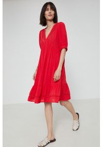 medicine - Medicine sukienka kolor czerwony mini rozkloszowana. Kolor: czerwony. Materiał: tkanina. Długość rękawa: krótki rękaw. Wzór: gładki. Typ sukienki: rozkloszowane. Długość: mini #2