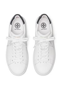 Tory Burch - TORY BURCH - Białe sneakersy Howell Court. Kolor: biały. Materiał: jeans. Wzór: aplikacja #6