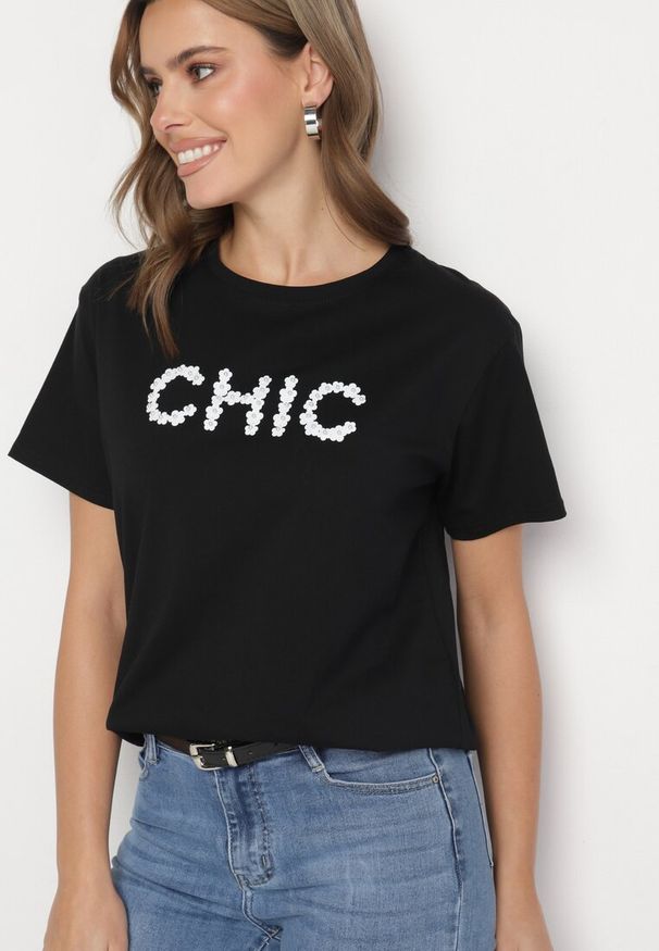 Born2be - Czarny T-shirt Bawełniany z Napisem i Perełkami Nalinor. Okazja: na co dzień. Kolor: czarny. Materiał: bawełna. Wzór: napisy. Styl: casual, elegancki