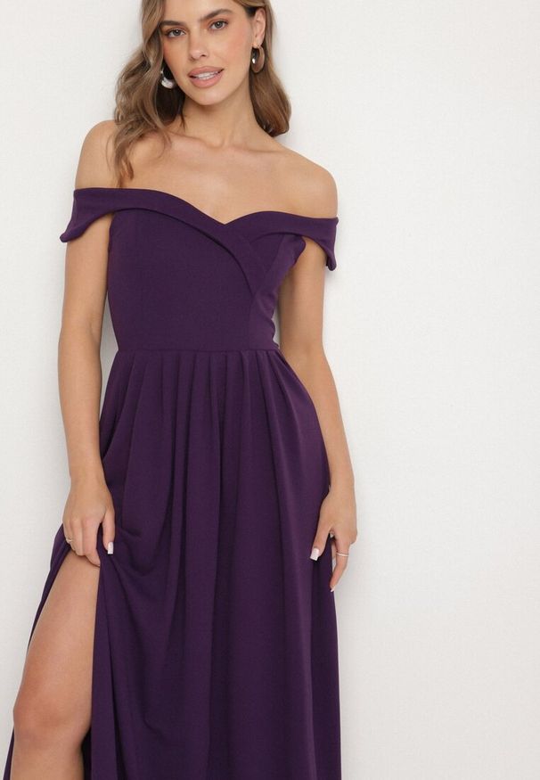 Born2be - Fioletowa Koktajlowa Rozkloszowana Sukienka z Hiszpańskim Dekoltem i Rozcięciem na Nogę Gralia. Okazja: na wesele, na ślub cywilny, na studniówkę. Kolor: fioletowy. Typ sukienki: rozkloszowane. Styl: wizytowy