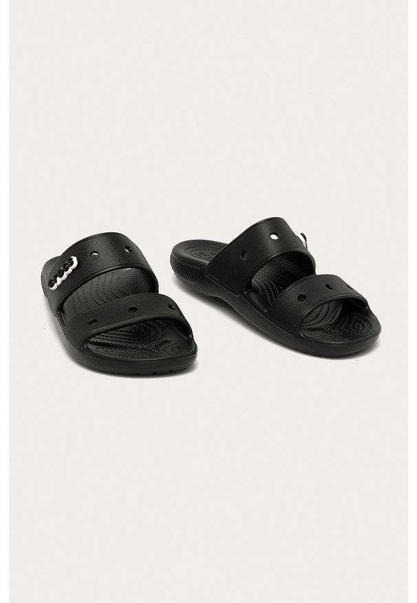 Crocs klapki kolor czarny. Kolor: czarny. Materiał: materiał. Wzór: gładki. Obcas: na obcasie. Wysokość obcasa: niski