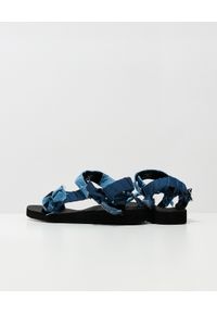 ARIZONA LOVE - Sandały Trekky z jeansowymi paskami. Zapięcie: pasek. Kolor: niebieski. Materiał: jeans. Wzór: paski. Sezon: lato. Styl: elegancki #4