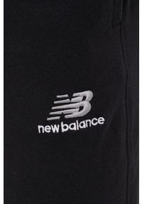 New Balance spodnie dresowe męskie kolor czarny z aplikacją. Kolor: czarny. Materiał: dresówka. Wzór: aplikacja