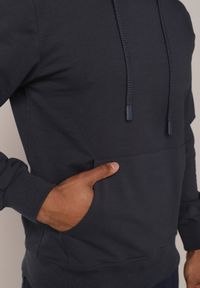 Born2be - Granatowa Bluza z Kapturem i Kieszenią Typu Kangur Aqialei. Okazja: na co dzień. Typ kołnierza: kaptur. Kolor: niebieski. Materiał: jeans, dresówka. Wzór: gładki. Styl: casual #2