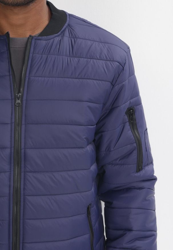Born2be - Granatowa Kurtka Bomberka Pikowana Euphanassa. Okazja: na co dzień. Typ kołnierza: bez kaptura. Kolor: niebieski. Materiał: jeans, materiał, nylon. Długość rękawa: długi rękaw. Długość: długie. Wzór: gładki. Styl: klasyczny, casual