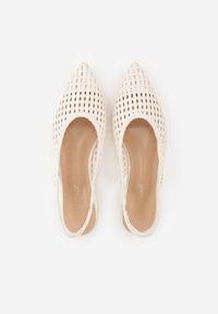 Born2be - Beżowe Plecione Sandały z Noskiem w Szpic i Odkrytą Piętą Safire. Okazja: na co dzień. Zapięcie: bez zapięcia. Kolor: beżowy. Materiał: len. Styl: casual, klasyczny, boho #3