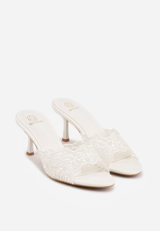 Renee - Białe Klapki na Metalicznej Szpilce z Koronką Theiseusa. Kolor: biały. Materiał: koronka. Wzór: koronka. Styl: elegancki