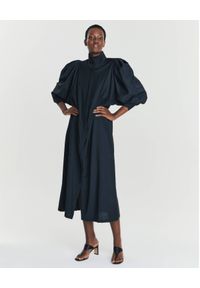 ANIA KUCZYŃSKA - Czarna wełniana sukienka Gaia. Kolor: czarny. Materiał: wełna. Typ sukienki: oversize, proste. Długość: midi