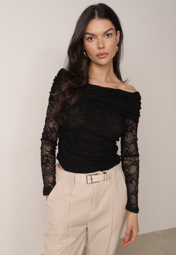 Born2be - Czarna Koronkowa Elegancka Bluzka z Wywiniętym Dekoltem Zinvalur. Okazja: na co dzień, na imprezę. Kolor: czarny. Materiał: koronka. Styl: elegancki