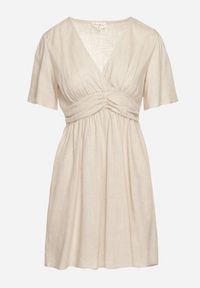 Born2be - Jasnobeżowa Sukienka z Dekoltem w Serek i Cienkimi Gumkami w Pasie Lovarina. Okazja: do pracy, na co dzień. Typ kołnierza: dekolt w serek. Kolor: beżowy. Długość rękawa: krótki rękaw. Typ sukienki: proste. Styl: casual #6