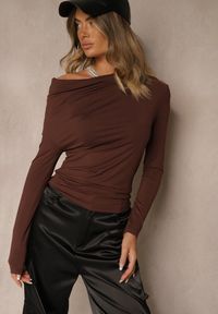 Renee - Brązowa Bluzka Longsleeve Vices z Asymetrycznym Dekoltem Fertie. Okazja: na co dzień. Kolor: brązowy. Materiał: jeans. Długość rękawa: długi rękaw. Długość: długie. Styl: casual, elegancki