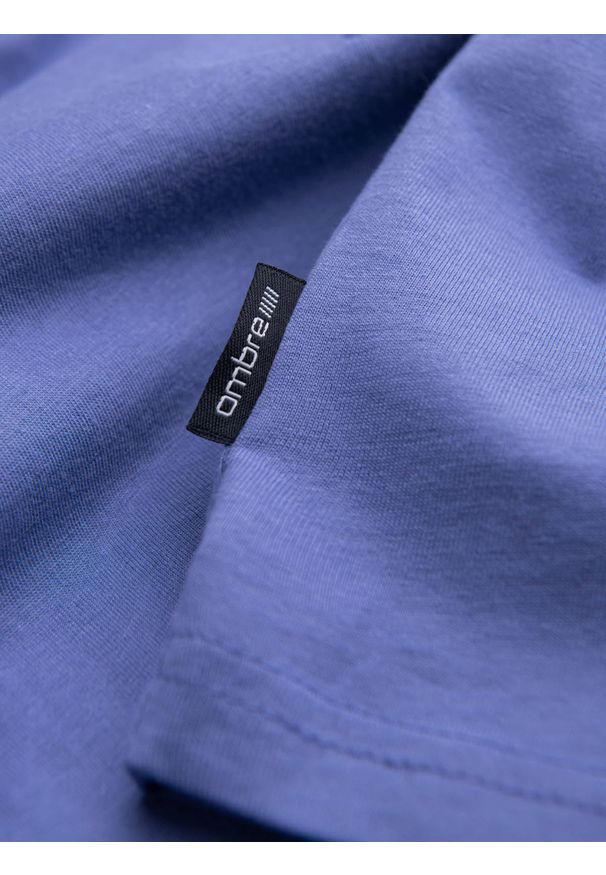 Ombre Clothing - Bawełniana klasyczna męska koszulka z dekoltem w serek BASIC – fioletowa V12 OM-TSBS-0145 - XXL. Typ kołnierza: dekolt w serek. Kolor: fioletowy. Materiał: bawełna. Wzór: ze splotem, jednolity. Styl: klasyczny