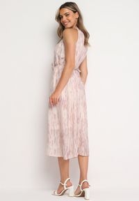 Born2be - Jasnoróżowa Koktajlowa Sukienka z Dekoltem Typu Halter z Broszką w Kształcie Kwiatu Vikiida. Typ kołnierza: dekolt halter. Kolor: różowy. Długość rękawa: bez rękawów. Wzór: kwiaty. Styl: wizytowy #7